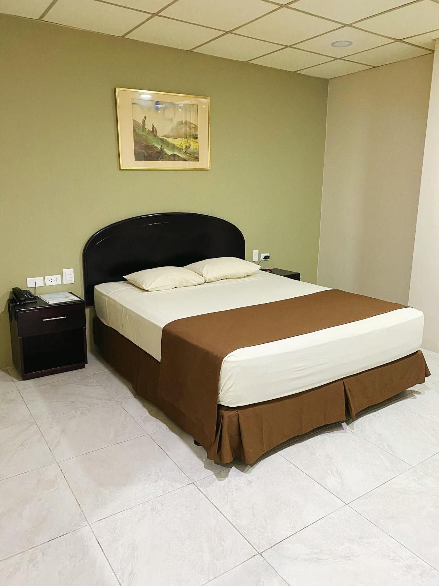 Hotel Ramada Guayaquil Exterior photo