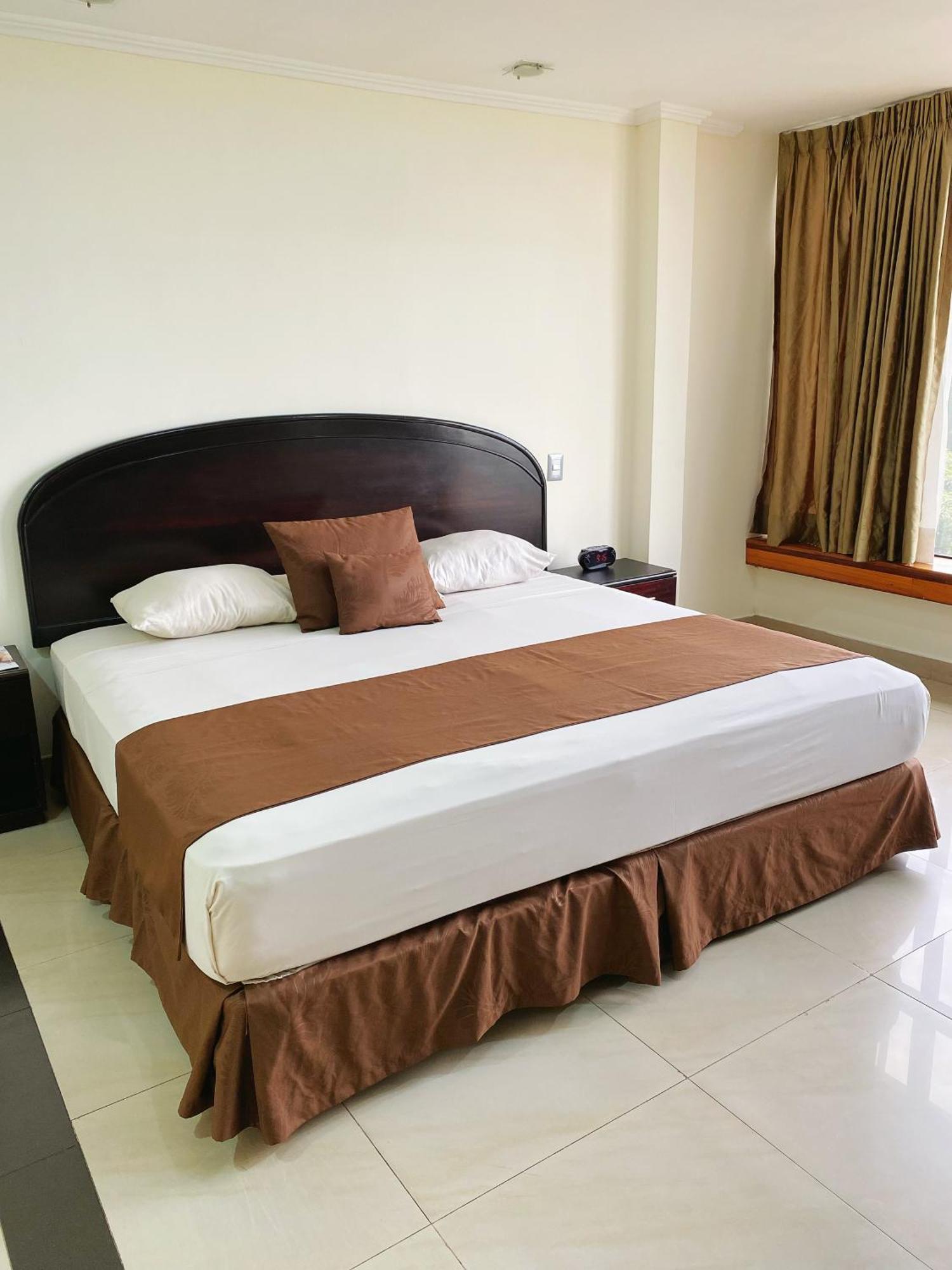 Hotel Ramada Guayaquil Exterior photo